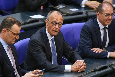 Berlin, Deutschland, 06.05.2025: Deutscher Bundestag: 2. Bundestagssitzung: Jens Spahn, Friedrich Merz, Alexander Dobrin-stock-foto