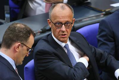 Berlin, Deutschland, 06.05.2025: Deutscher Bundestag: 2. Bundestagssitzung: Jens Spahn, Friedrich Merz bei Bekanntgabe d-stock-foto