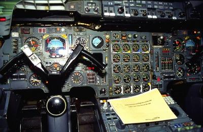 Bildnummer: 51753207  Datum: 16.10.1999  Copyright: imago/Arnulf HettrichArmaturen im Cockpit einer Concorde der British Airways  in London, innen, Innenansicht; 1999,London, Flugzeug, Flugzeuge, Armatur, Armaturen, Navigationsinstrument, Navigationsinstrumente, Steuerkn?ppel, Passagierflugzeug; , quer, , Einzelbild, England,  , Luftfahrt, Verkehr,  o0 Kbdia-stock-foto
