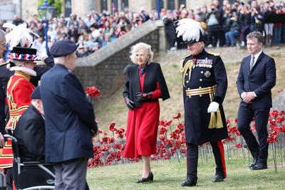 Queen Camilla views a new display of ceramic poppies-stock-foto