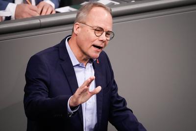 73. Bundestagssitzung und Debatte Aktuell,01.12.2022 Berlin, Dr. Matthias Miersch von der Partei SPD im Portrait bei sei-stock-photo