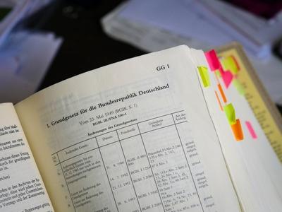 Berlin Arbeitszimmer Grundgesetz Jurist Rechtsanwalt Anwalt Richter Jura Gesetz Gesetzbuch Gesetzb-stock-photo