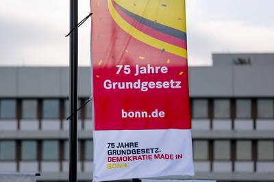 Am 22. Mai 2024 wurde in Bonn der Platz des Grundgesetzes eingeweiht. Hiermit wurde die Bedeutung von Bonn als Verfassun-stock-foto
