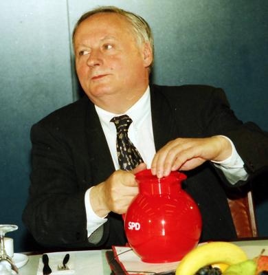 Der Vorsitzende der Sozialdemokratischen Partei Deutschlands (SPD) Oscar Lafontaine, im Jahre 1999 in Bonn. --- The chai-stock-foto