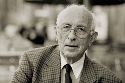 Bildnummer: 54456597  Datum: 16.05.2002  Copyright: imago/gezettliteraturWERKstatt berlin. Carl Amery, Schriftsteller, Natursch?tzer und Zeitkritiker (Luchterhand) nach der Podiumsdiskussion Global Exit - zu sp?t, um aufzugeben  im Palais in der Kulturbrauerei.  kultur people literatur kbdig xo0x 2002 quer Schriftsteller literatur Autor Portrait Persoenlichkeit Author writing writer Culture Kulture Dichter Poet o0 SWBildnummer 54456597 Date 16 05 2002 Copyright Imago  LiteraturWERKstatt Berlin Carl  Writer Conservationists and Time critic Luchterhand after the Panel discussion Global Exit to late to abandon in Palais in the Kulturbrauerei Culture Celebrities Literature Kbdig xo0x 2002 horizontal Writer Literature Author Portrait Personality author Writing Writer Culture Kulture Poet Poet o0 black and white-stock-foto