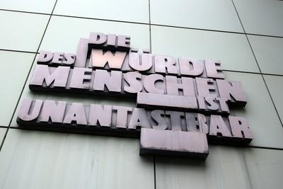Skulptur mit Artikel eins des Grundgesetz es der Bundesrepublik Deutschland die W?rde des Menschen-stock-photo