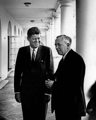 Meeting with Harold Wilson, Leader of Great Britains Labour Party, 12:03PM. President John F. Kennedy meets with Leader-stock-foto