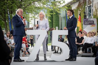 Besuch des Pr?sidenten der Franz?sischen Republik 75 Jahre Grundgesetz Demokratiefest B?hnengespr?ch mit dem deutschen B-stock-foto