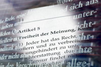 Symbolbild Meinungsfreiheit in Deutschland: Auszug aus dem Artikel 5 des Grundgesetzes *** Symbolic image Freedom of exp-stock-foto