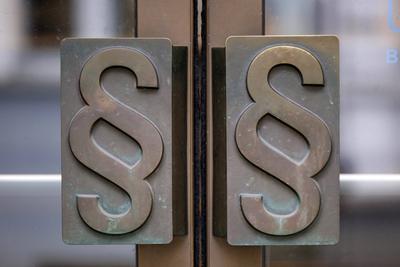 Die T?rknaufe am Amtsgericht Bonn tragen die Form von Paragraphen, wie man sie aus dem juristischen Kontext kennt. (Them-stock-foto