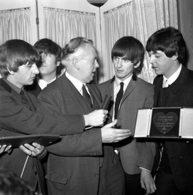 Bildnummer: 55887075  Datum: 19.03.1964  Copyright: imago/United ArchivesHarold Wilson with Beatles ( left to right , Ringo Starr , John Lennon , George Harrison and Paul McCartney ) at the 12th Annual Show Business Awards Luncheon of the Variety Club of Great Britain at the Dorchester Hotel in London . 19th March 1964 Mono Negative !AUFNAHMEDATUM GESCH?TZT! kbdig 1964 quadrat 1960s 60s famous icon iconic Labour leader Liverpudlian personality politician pop group popular portrait sixties  o0 Mc Cartney 55887075 Date 19 03 1964 Copyright Imago United Archives Harold Wilson With Beatles left to Right Ringo rigid John Lennon George Harrison and Paul McCartney AT The 12th Annual Show Business Awards Luncheon of The Variety Club of Great Britain AT The Dorchester Hotel in London 19th March 1964 Mono Negative date estimated Kbdig 1964 Square 1960s 60s Famous Icon  Labour Leader Liverpudlian Personality politician Pop Group Popular Portrait Sixties o0 Mc Cartney-stock-photo