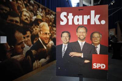 Impressionen von Wahlplakaten und Parteigeschenken beim Pressegespr?ch zur neuen Ausstellung W?hl mich! Parteien plakati-stock-foto