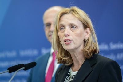 Pressestatement Bundesministerin f?r Bildung, Familie, Senioren, Frauen und Jugend-stock-photo