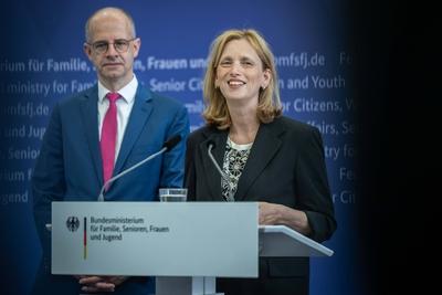 Pressestatement Bundesministerin f?r Bildung, Familie, Senioren, Frauen und Jugend-stock-photo