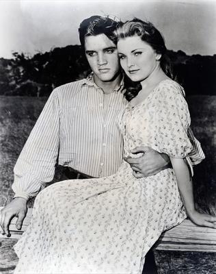 Photograph of Elvis and Priscilla Presley while on the set of Love me Tender . Elvis Presley (1935-1977) an American sin-stock-foto