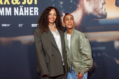 Premiere - Doku Serie Max & Joy ? Komm n?her-stock-foto
