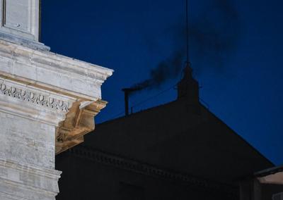 Papstwahl / Konklave: Erste Wahlgang war erfolglos, Schwarzer Rauch-stock-foto