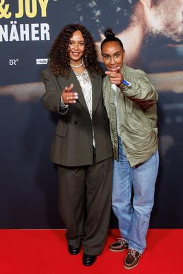 Premiere - Doku Serie Max & Joy ? Komm n?her-stock-foto