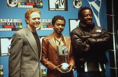 Fugees (v.re.: Wyclef Jean, Lauryn Hill) mit Mick Hucknall 11/96 dru Musik Gruppe Band Pop Musik Hip Hop Rap Popmusik E-stock-photo