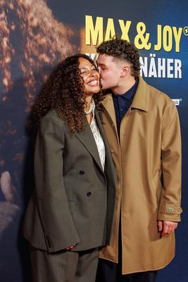 Premiere - Doku Serie Max & Joy ? Komm n?her-stock-foto