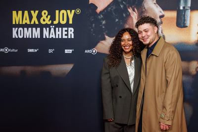 Premiere - Doku Serie Max & Joy ? Komm n?her-stock-foto