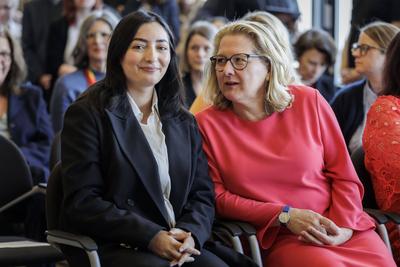 Amtsuebergabe Bundesministerin fuer wirtschaftliche Zusammenarbeit und Entwicklung-stock-foto