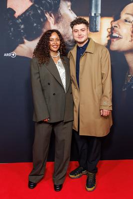 Premiere - Doku Serie Max & Joy ? Komm n?her-stock-foto