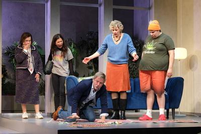 Herma Koehn, Nica Heru, Andre Steinke, Anna Sch?fer und Cem Lukas Yeginer in der Kom?die Kr?ten in Not, Fotoprobe in der-stock-foto