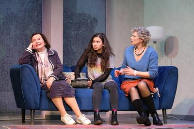 Herma Koehn als chaotische Oma, Nica Heru als rebellierende Enkelin und Anna Sch?fer in der Mutterrolle in der Kom?die K-stock-foto