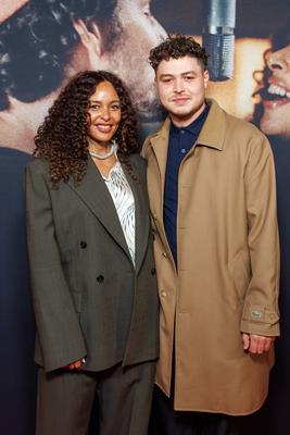 Premiere - Doku Serie Max & Joy ? Komm n?her-stock-foto