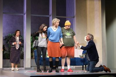 Herma Koehn, Nica Heru, Anna Sch?fer, Cem Lukas Yeginer und Rene Steinke in der Kom?die Kr?ten in Not, Fotoprobe in der-stock-foto