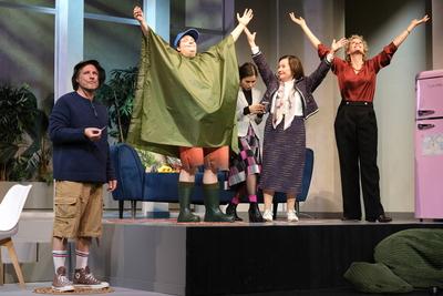 Rene Steinke, Cem Lukas Yeginer, Nica Heru, Herma Koehn und Anna Sch?fer in der Kom?die Kr?ten in Not, Fotoprobe in der-stock-foto