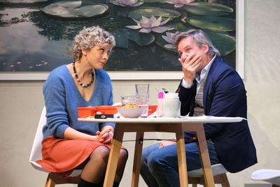 Anna Sch?fer und Andre Steinke spielen die Eltern in der Kom?die Kr?ten in Not, Fotoprobe in der Kom?die Winterhuder F?h-stock-foto