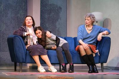 Herma Koehn als chaotische Oma, Nica Heru als rebellierende Enkelin und Anna Sch?fer in der Mutterrolle in der Kom?die K-stock-foto