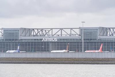 Blick auf das Hamburger Airbus-Werk - Blick ?ber die Elbe von Hamburg-Nienstedten nach Hamburg-Finkenwerder -;Blick auf-stock-foto