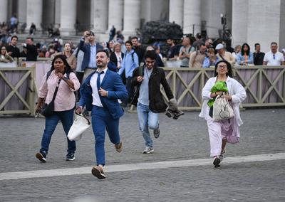 Papstwahl / Konklave: Kamin der Sixtinischen Kapelle-stock-foto