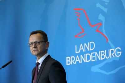 News Bilder des Tages Verfassungsschutzchef J?rg M?ller spricht w?hrend einer Pressekonferenz zur Entscheidung des Brand-stock-foto