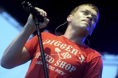 Brad Arnold von 3 Doors Down live beim Quick Chek New Jersey Festival of Ballooning 2014 auf dem Sol-stock-foto