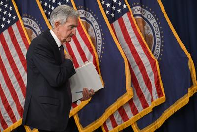 WASHINGTON, DC - MAY 07: U.S. Federal Reserve Chairman Jerome Powell delivers remarks at a news conference following a F-stock-foto
