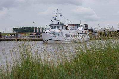 Harlesiel, Deutschland 21. Juli 2021: Das Schiff jens Albrecht III verl?sst den Hafen in Harlesiel mit Urlaubern. Die To-stock-foto