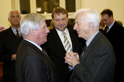 Bildnummer: 52607408  Datum: 22.02.2005  Copyright: imago/Christian ThielJournalist Karl Feldmeyer (li., Redakteur Frankfurter Allgemeine Zeitung), G?nther Nonnenmacher (Mitte, Herausgeber FAZ) und Richard von Weizs?cker (Deutschland/CDU) w?hrend der Verabschiedung von Feldmeyer in den Ruhestand in Berlin, Personen; 2005, Berlin, FAZ, Politik, Wirtschaft; , quer, Kbdig, Gruppenbild, Randbild, PeopleBildnummer 52607408 Date 22 02 2005 Copyright Imago Christian Thiel Journalist Karl Feldmeyer left Editor Frankfurt general Newspaper G?nther Nonnenmacher centre Editor Frankfurter Allgemeine Zeitung and Richard from Weizs?cker Germany CDU during the Adoption from Feldmeyer in the Retirement in Berlin People 2005 Berlin Frankfurter Allgemeine Zeitung politics Economy horizontal Kbdig Group photo Edge image Celebrities-stock-photo