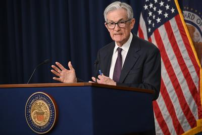 WASHINGTON, DC - MAY 07: U.S. Federal Reserve Chairman Jerome Powell delivers remarks at a news conference following a F-stock-foto