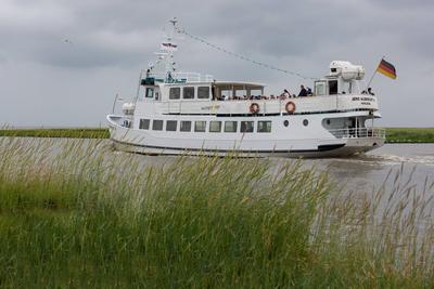 Harlesiel, Deutschland 21. Juli 2021: Das Schiff jens Albrecht III verl?sst den Hafen in Harlesiel mit Urlaubern. Die To-stock-foto