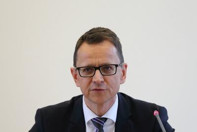 J?rg M?ller spricht w?hrend einer Pressekonferenz zu seiner Vorstellung als neuer Brandenburger Verfassungsschutz-Chef,-stock-foto