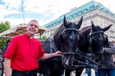 Pferde-Friedenstreck startet in Berlin-stock-foto