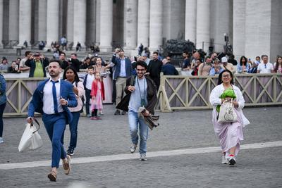Papstwahl / Konklave: Kamin der Sixtinischen Kapelle-stock-foto