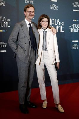 Marie Nasemann mit Partner Sebastian Tigges bei der Premiere der RTL+ TV-Serie Das Haus der Tr?ume im Kino Internationa-stock-foto