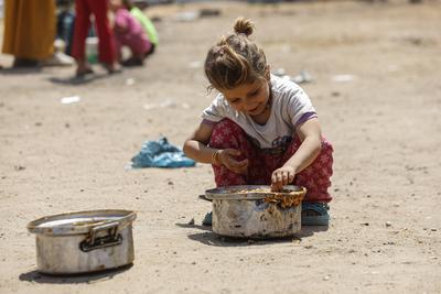 Palestinians wait in long queues to receive pots of food distributed by charitable organizations, in Gaza city-stock-foto