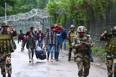 Civilians Evacuated As Uri Sector Faces Crossborder Artillery Attack From Pakistan-stock-foto