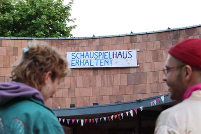 Schauspielhaus besetzt-stock-foto